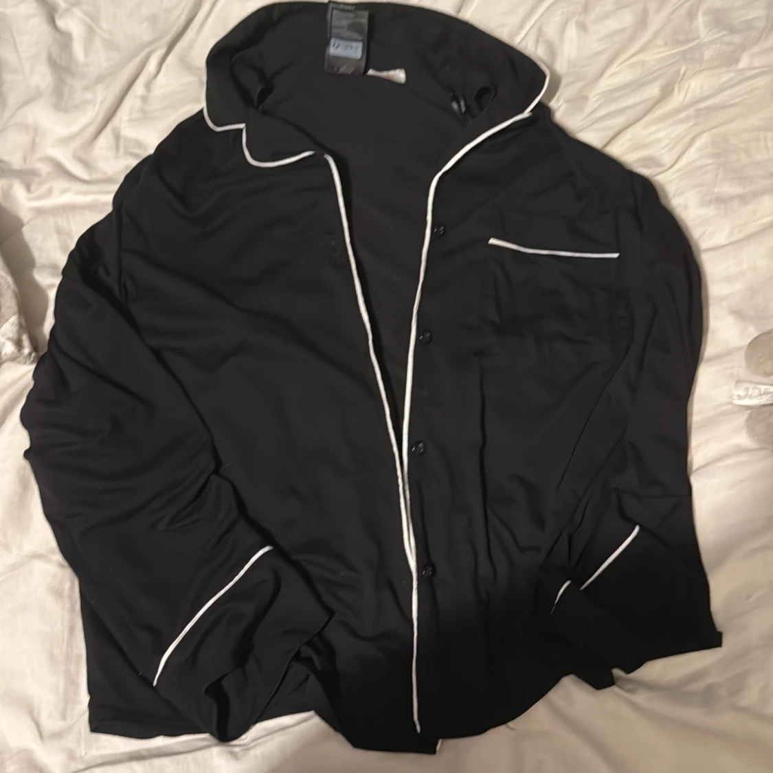 Svart sov sett med vit kant - 3