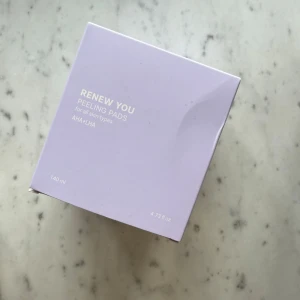 CAIA Renew You Peeling Pads - CAIA Renew You Peeling Pads, 140 ml. Innehåller AHA och LHA, passar alla hudtyper. Perfekt för att fräscha upp huden och ge glow. Smidig burk med pads som är enkla att använda i din hudvårdsrutin. Nytt skick, fått i present.