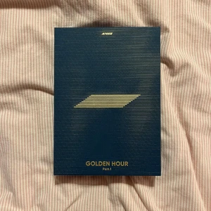 Ateez golden hour part 1 Blue hour ver - Allt från när jag öppnade albumet är med, förutom ett photocard :) Skriv om du vill veta vilken pc det är elr om du har andra frågor/funderingar! Cd har blivit spelad och 1 klistermärke saknas<3
