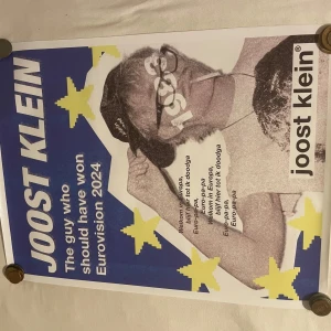 Joost Klein: The guy who should have won Eurovision 2024 - Färgstark poster på Joost Klein, artisten som blev känd för sin unika stil och sitt deltagande i Eurovision 2024. Perfekt för dig som älskar musik, popkultur och vill veta mer om en av Europas mest omtalade artister.
