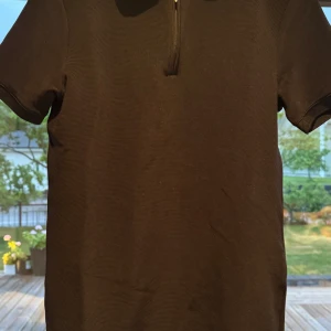 Svart  piké tröja  - Det finns inget fel med den är helt ny 