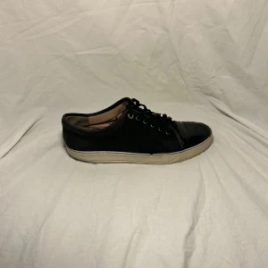 Svarta sneakers från Lanvin med lacktå - Svenska:  Ett par feta Lanvins skor. Det har små defekter men funkar fortfarande perfekt och sulorna gick sönder så behövde byta ut dem. 