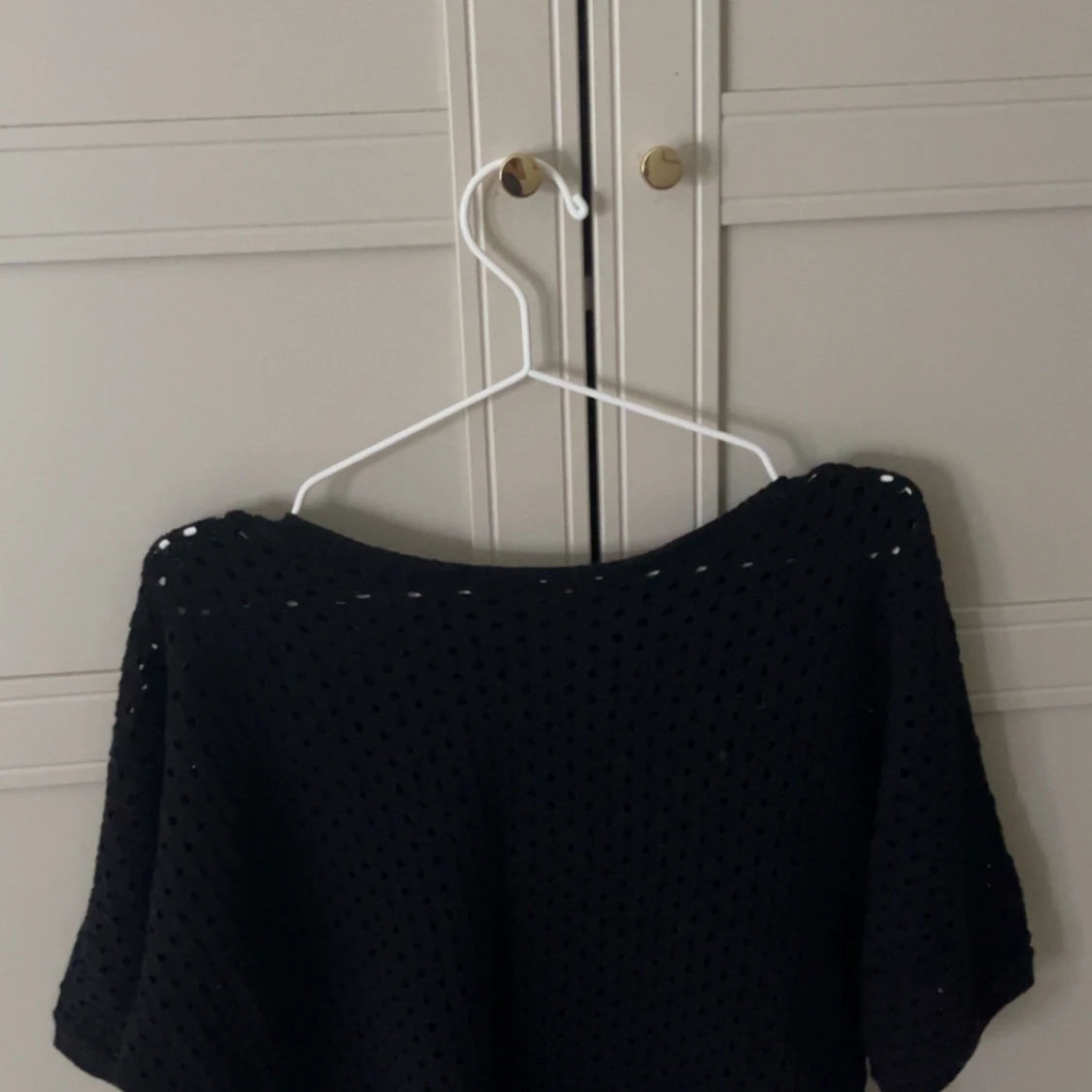 Svart stickad topp med hålmönster - 1