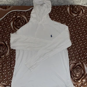 Vit hoodie från Polo Ralph Lauren - Vit tunn luvtröja från Polo Ralph. Köpt från auktoriserad butik, Hanzens, Umeå