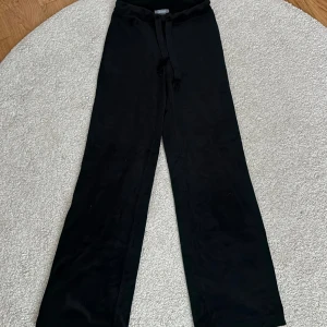 Svarta velour byxor - Svarta mjukisbyxor i velour. Använd endast en gång!