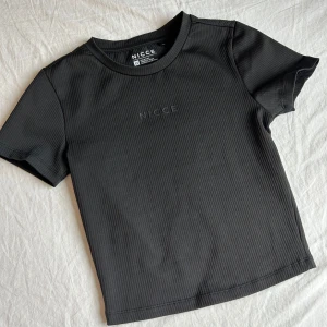 Sport topp från NICCE - Säljer en svart ribbad croppad topp från NICCE💕Den är i storlek xs och passar perfekt till gymmet eller när du ska träna💞Du kan även köpa hela sättet för 100kr💗