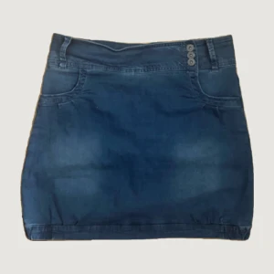 Blå jeanskjol med fickor - Snygg blå jeanskjol med klassisk femficksdesign, bälteshällor och två knappar i midjan. Kjolen är kort och har en rak passform som passar perfekt till sneakers eller boots. Perfekt för dig som gillar en enkel men cool stil.