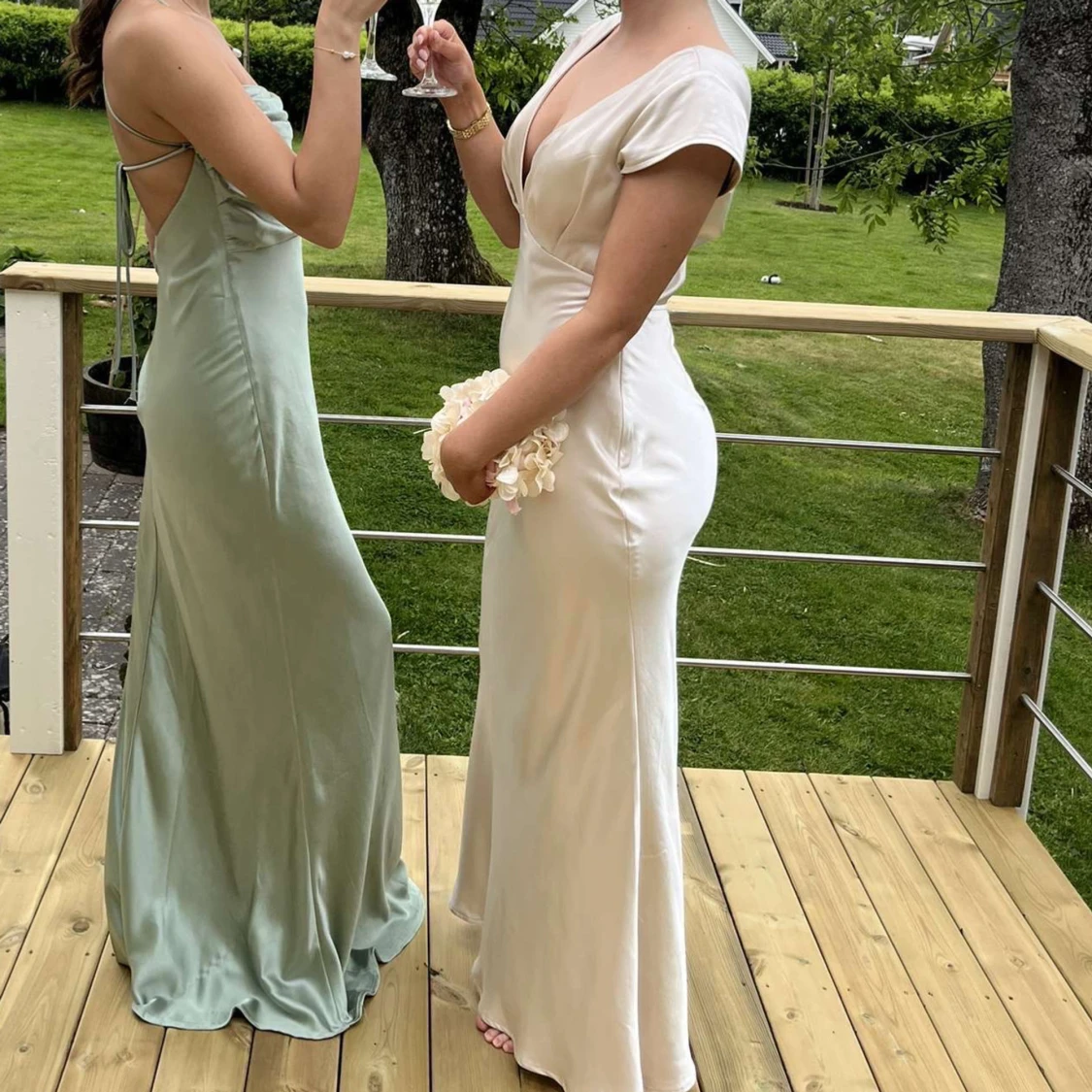 Champagnefärgad långklänning med öppen rygg - 1