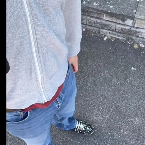 CDg zip hoodie - CDg zip hoodie I gott skick, väldigt eftertraktad hoodie med backprint. Pris kan diskuteras . Storlek L, men passar mindre. 