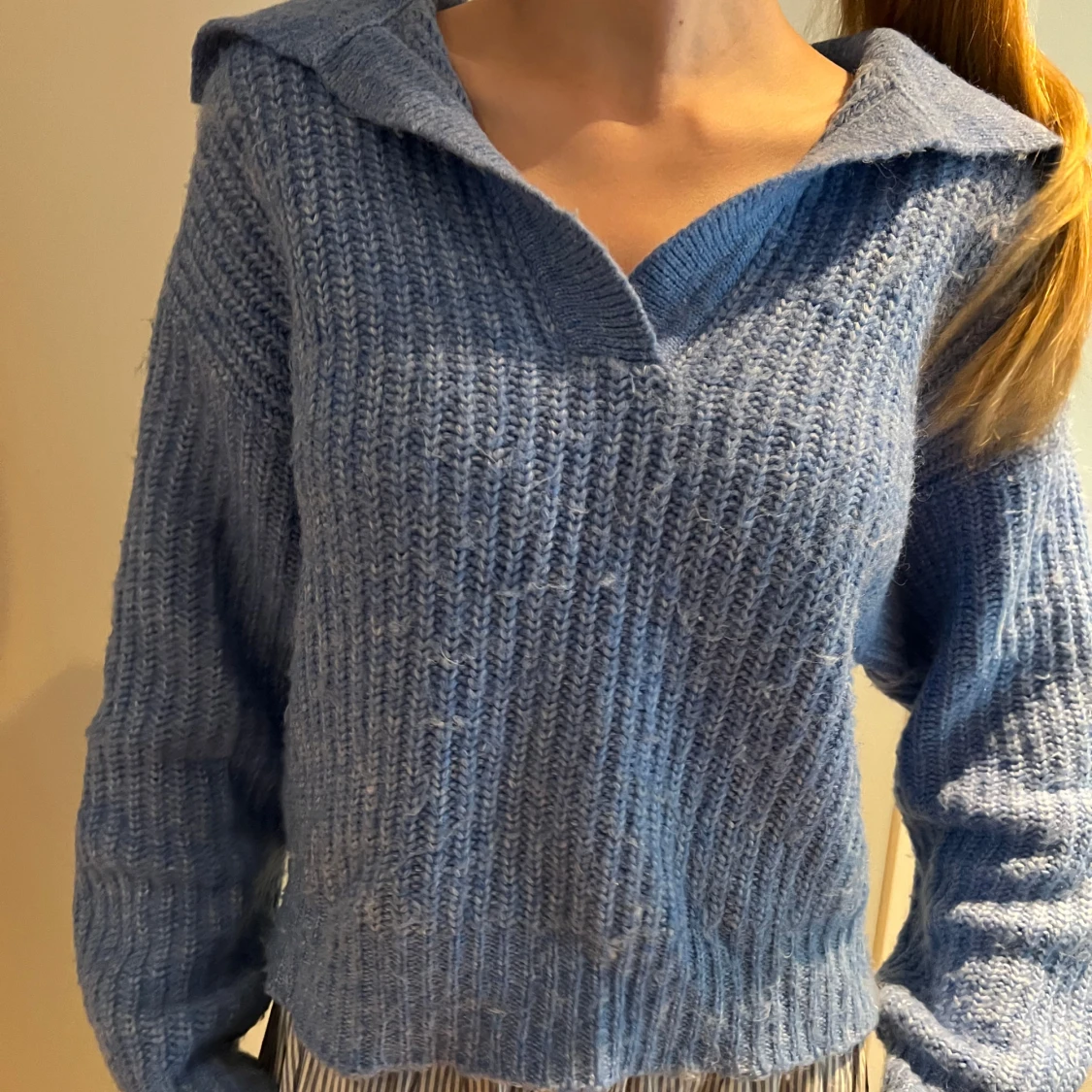 Blå stickad tröja med krage - 1