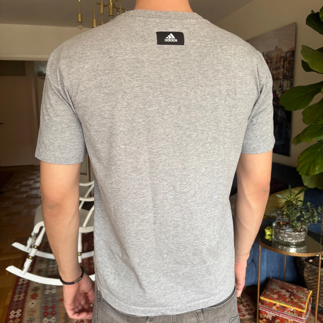 Grå Adidas t-shirt med stor logga - 1