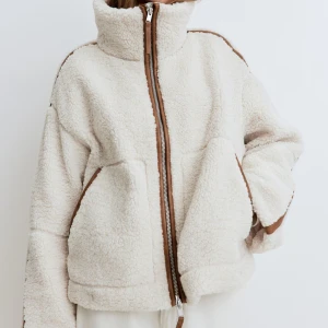 Pilejacka med bruna detaljer  - Använd max 3 ggr . Varm 