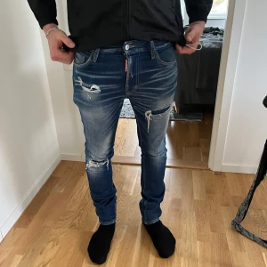 Dsquared2 blå slitna jeans herr - Säljer killens Dsquared2 jeans den nya modellen för dom tyvärr blivit för små, jätte bra skick 8/10 på en skala, pris går att diskutera skriv för mer frågor storlek 44