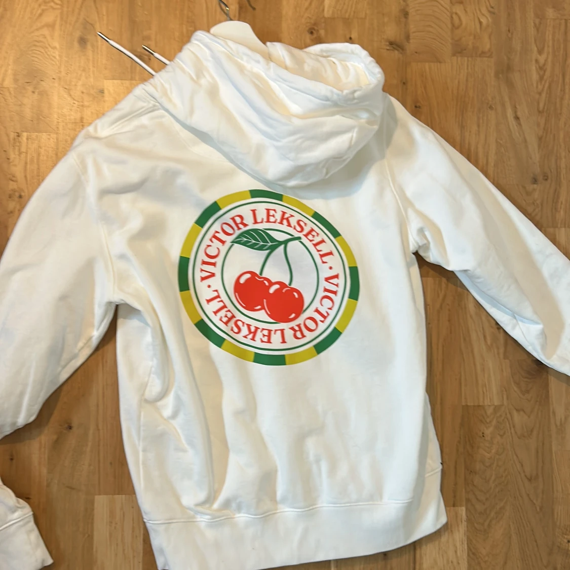 Vit hoodie Victor Leksell körsbär - 1