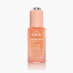 CAIA Summer Drops Tan Serum - CAIA Summer Drops Tan Serum ger huden en solkysst glow med hjälp av glycerin, hyaluronsyra och vitamin E. Kommer i en snygg persikofärgad glasflaska med pipett för enkel applicering. Perfekt för att boosta din hudton och få en naturligt bronzad look. återfuktar medab du har den. Applicera direkt som serum eller blanda med din ansiktskräm. Är endast använd två gånger. Nypris 295kr