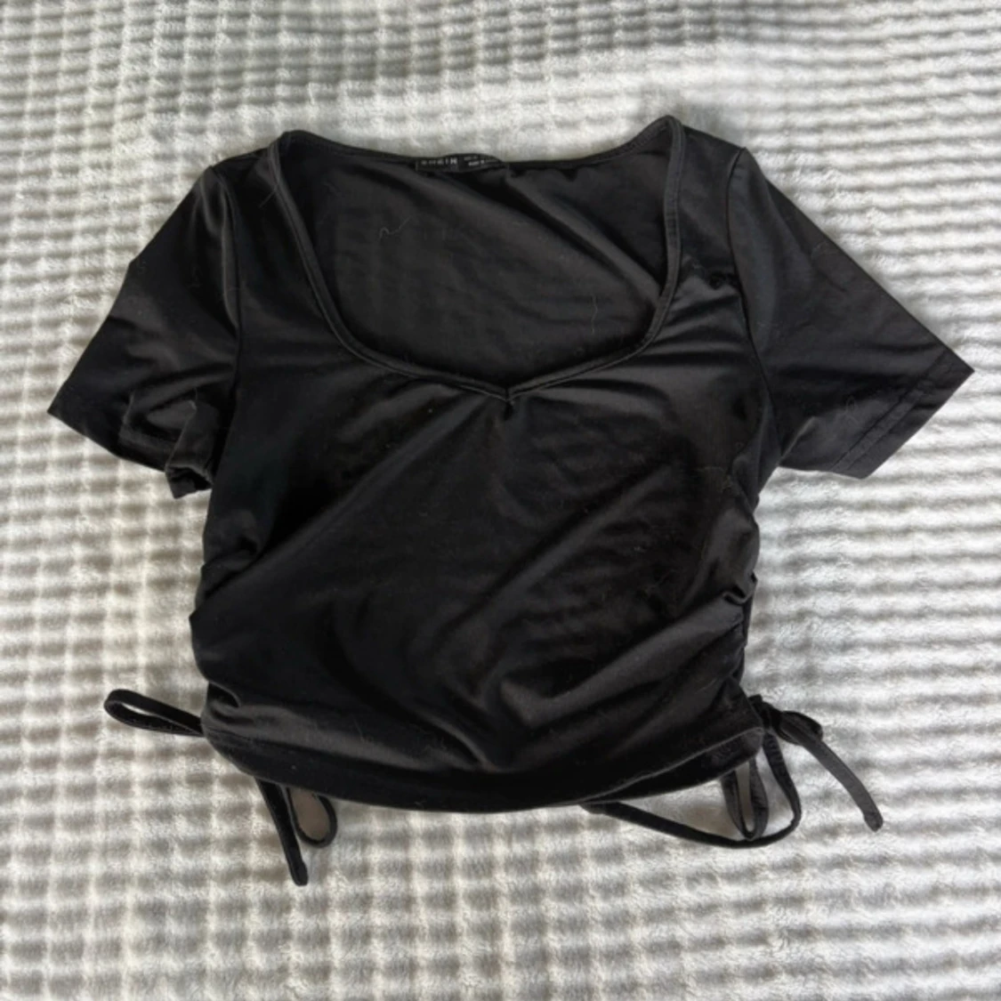 Svart croppad topp med knyt från SHEIN