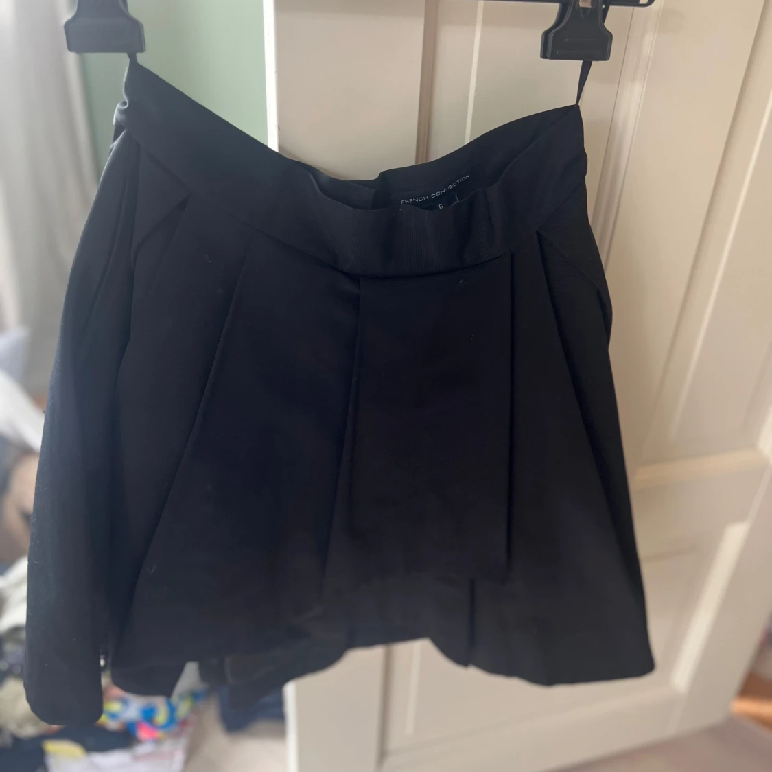 Svart kortkjol från French Connection