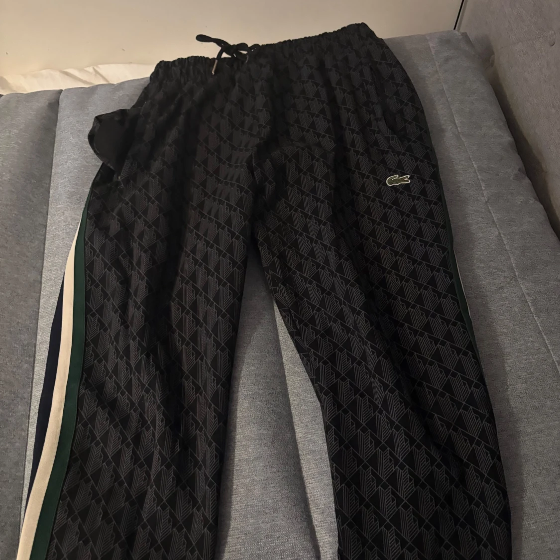 Svart mönstrad vindjacka från Lacoste och byxor  - 3