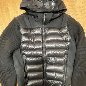 Cp Company jacka - Svart hybridjacka från cp company. Storlek 46/s