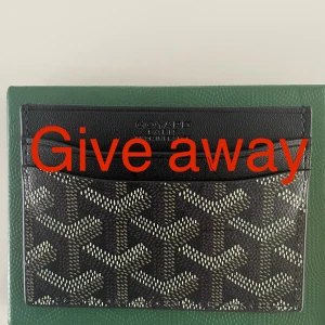 ‼️Give Away på goy4ard korthållare‼️ - Nu lottar AfterMidnight ut en ny goy4ard korthållare. ☑️ Allt du behöver göra är att gilla detta inlägg och följa AfterMidnight på plick. Vinnaren lottas ut inom kort😘