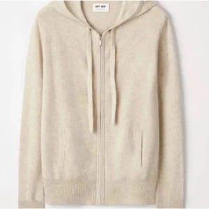 Beige hoodie med dragkedja Soft Goat - Mysig beige hoodie från Soft Goat i kashmir med dragkedja framtill och huva med snörning. Långärmad modell med ribbade muddar och två fickor framtill. Perfekt för en chill och stilren look. bra skick jätte lite nopprig🩷🩷