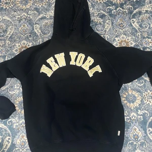 Svart hoodie GANT med New York-tryck - Svart hoodie från GANT! (Den är typ helt ny har bara använt några gånger) 100% äkta// har bevis 