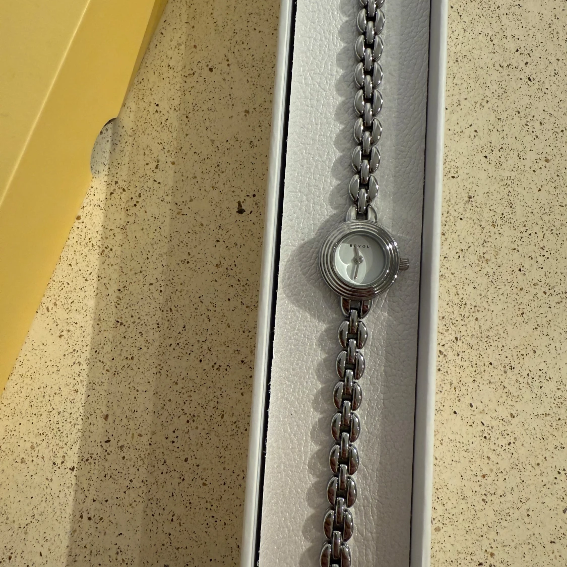 Silverfärgad klocka från Bovou - 2