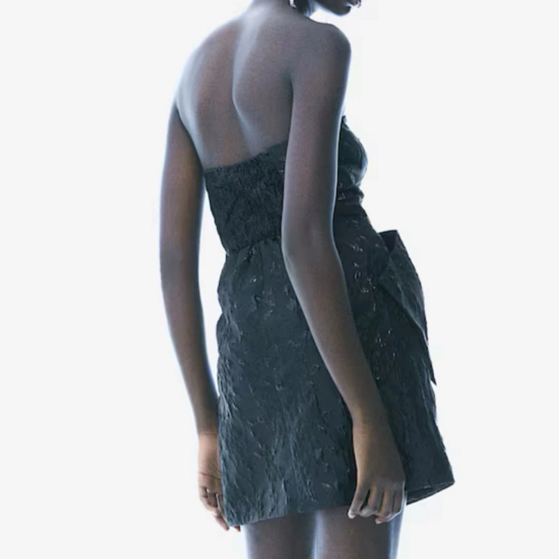 Svart axelbandslös kort klänning med rosett - 1