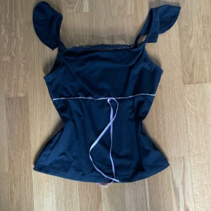 söt ”off shoulder” topp med spets - bandet på framsidan ska knytas till en rosett, som jag visade på en av bilderna. toppen sitter fint och är jättesöt, speciellt vid ärmarna. jag har använt den ett fåtal gånger, så den har inga synliga defekter.