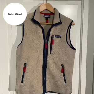 Patagonia väst - En riktigt trendigt och snygg patagonia väst, ingen skada! • Skriv vid minsta fråga eller fundering. VÄSTEN ÄR SLUTSÅLD ÖVERALLT DÄRFÖR PRISET!