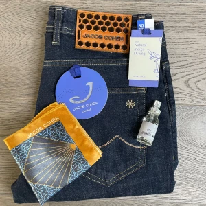 Jacob Cohen jeans - Säljer ett par helt nya Jacob Cohen Jeans i storleken W30. Modellen på jeansen är BARD vilket motsvarar slim fit. Skulle du ha några funderingar eller vilja ha mått så är det bara och att kontakta.😊