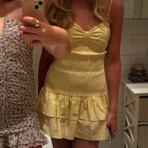 GUL ZARA KLÄNNING💛💛 - Supersöt klänning från Zara, använd ca 2 gånger så i toppskick! Passar även XS-M då den har resor på magen.💛💛🤗🩷(Det är mina bilder)