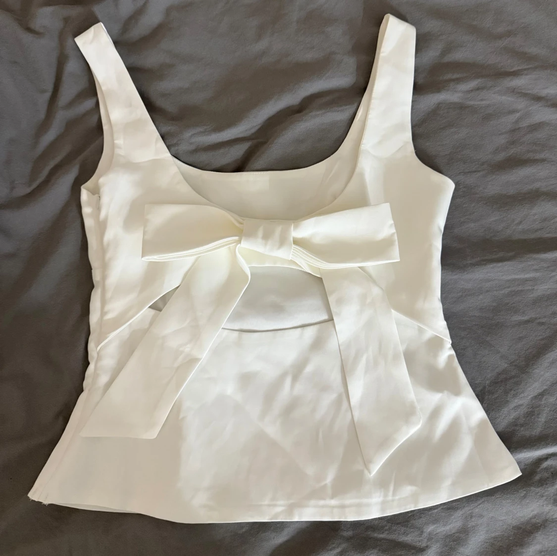 Vit linnetopp med rosett och cut out - 1