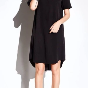 Svart klänning Femme Collection - Enkel och stilren svart kortklänning från Femme Collection i rak modell. Klänningen har rund halsringning, korta ärmar och en liten knappdetalj i nacken. Perfekt för dig som gillar minimalistisk och clean stil.