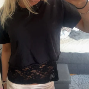 Spetts topp med tshirt - Ur snygg spets topp med en avklippt tshirt över,spets toppen och T-shirten är inte ihop sydda utan går att ta av var för sig eller vad man säger 🥹spets toppen är också avklippt vid halsen så den inte syns under tröjan 😋strl s