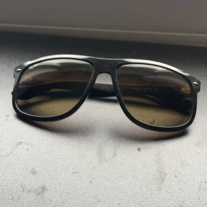 Ray-Ban solglasögon  - Snygga svarta Ray-Ban solglasögon med klassisk pilotform och mörka tonade glas. Den högra pinnen är lös och går att vicka på men de sitter som vanligt😁                                                   OBS:Ingen förpackning