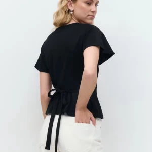 Knyttopp från Gina - Superfin topp från Gina i storlek S. V ringad och har knytband.💓