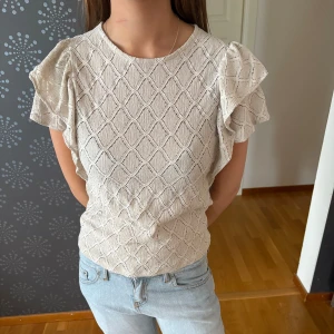  blus med volangärmar - Såå söt beige topp med volanger💕💕
