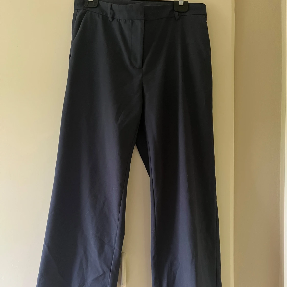 Marinblååa kostymbyxor från Weekday, strl 40