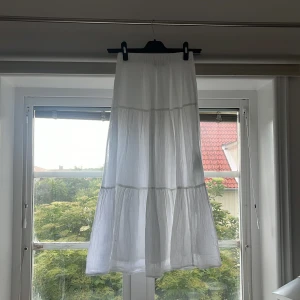 Vit långkjol - Säljer min vita långkjol från Gina Tricot i storlek XS. Säljer för att den har blivit för liten. Kan diskutera pris. Skriv privat för fler bilder!