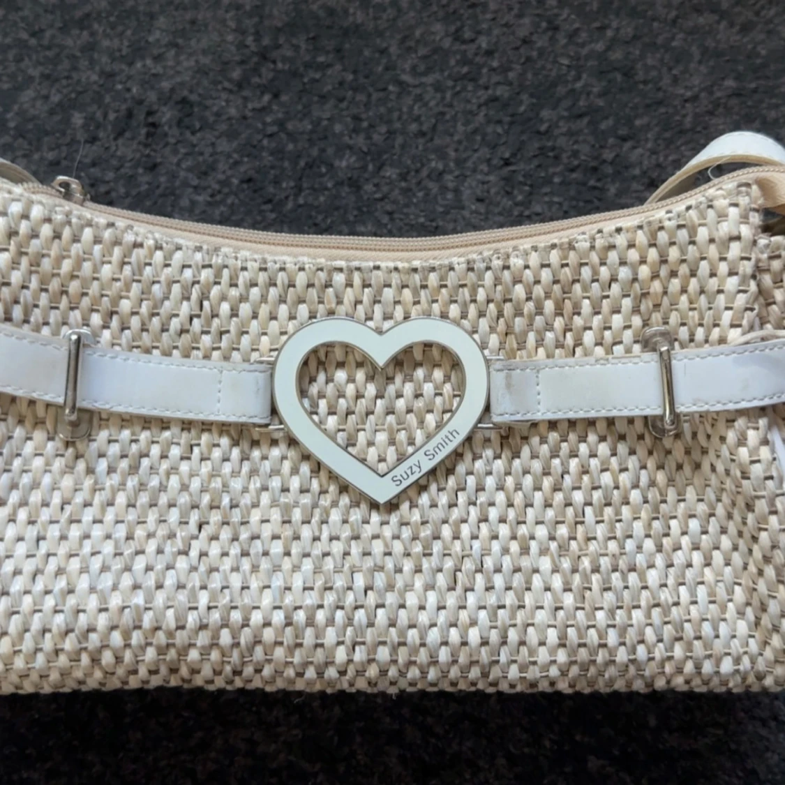 Beige axelväska Suzy Smith hjärtdetalj