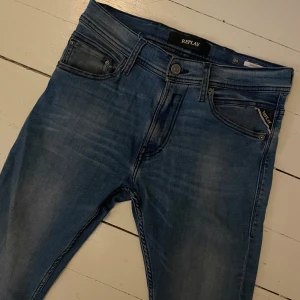 Replay Jeans - Tjena! Säljer dessa replay jeans i modellen Jondrill✔️Mycket fint skick✔️Storlek W29 L32✔️Mitt pris 349kr Nypris 1600kr✔️ Modell på bilden 180cm✔️ Har du någon fråga eller fundering är det bara att skriva✔️