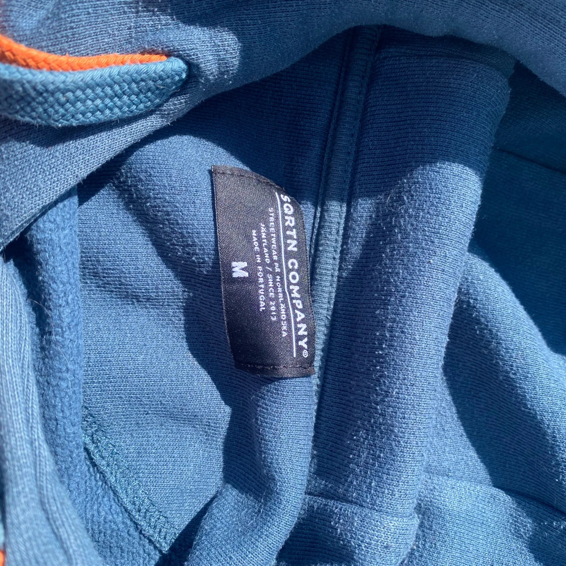 Mörk blå/grön hoodie från North Company M - 2