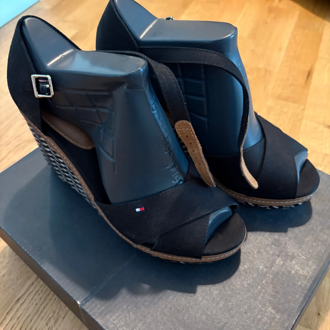 Tommy Hilfiger “Iconic Elena” Wedges, Svart EU 39 (Spring 2017)