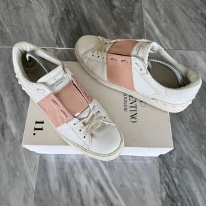 Valentino Open skor - Valentino Open - Skick: Knappt använda - Tillbehör: Valentino box RÖD - Nypris: 6000kr - 