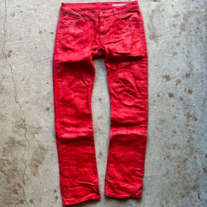 Waxed röda Jeans - Reworked jeans med röd waxning. Slim/straight fit.