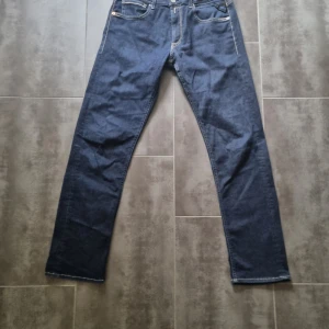 Replay Grover jeans mörkblå stl 31 - Säljer ett par Replay Grover jeans i mörkblå tvätt. Klassisk femficksmodell med raka ben och snygga kontrastsömmar. Jeansen har normal passform och är tillverkade i slitstarkt denim. Perfekta för dig som gillar stilrena och tidlösa jeans.