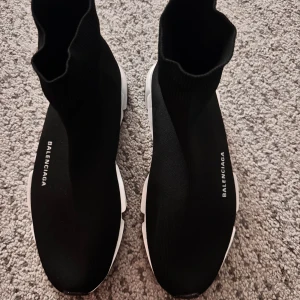 Belenciaga skor - Ett par helt nya balenciag skor i storlek 44. Väldigt komfortabla att gå i, för dig som gillar att sticka ut i stilen. 