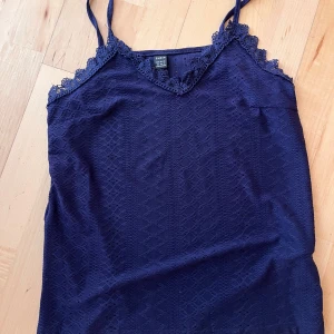 Linne - Ett fint linne i mörkblå som jag säljer då den tyvärr är för liten.