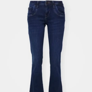Bootcut jeans från LTB, mörkblå - Mörkblå lågmidjade bootcut jeans från LTB i modellen Molly. De är i storlek 27/30 och jag skulle söga att de passar M. Jeansen har använts en del men de är fortfarande i väldigt fint skick har har inga defekter. Materialet är väldigt mjukt och strechigt. Pris går att diskutera!🫶🏻